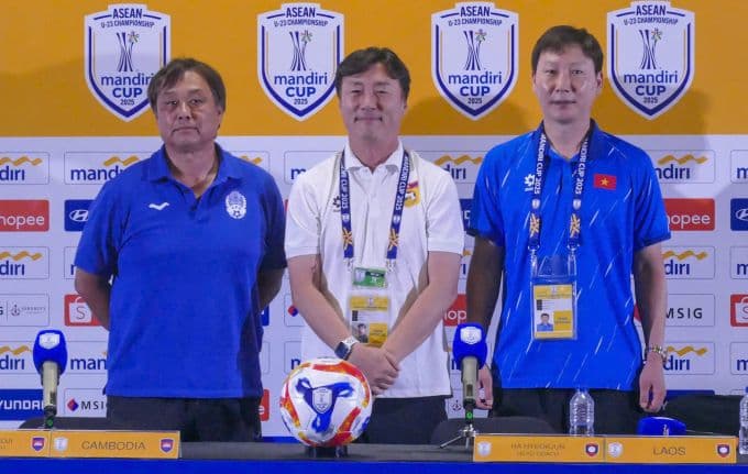 HLV Kim Sang-sik cùng các HLV khác tại họp báo U23 Đông Nam Á, nơi các cầu thủ trẻ Việt Nam sẵn sàng tỏa sáng.