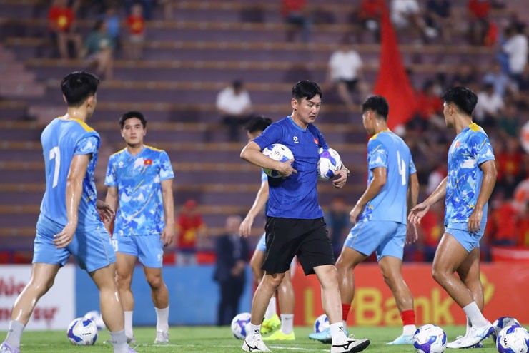 HLV Kim Sang Sik hướng dẫn các cầu thủ U23 Việt Nam trong buổi tập