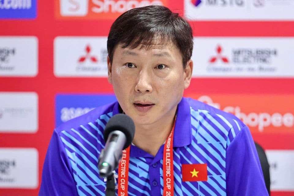 HLV Kim Sang-sik, huấn luyện viên trưởng đội tuyển Việt Nam, tại một cuộc họp báo.