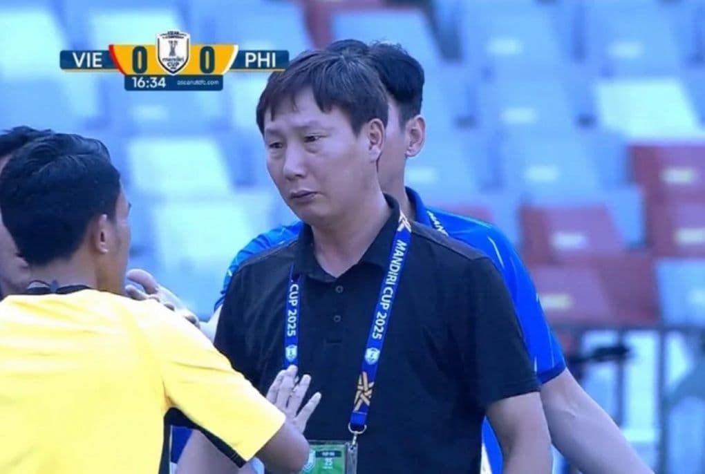 HLV Kim Sang Sik phản ứng gay gắt với trọng tài và nhận thẻ vàng
