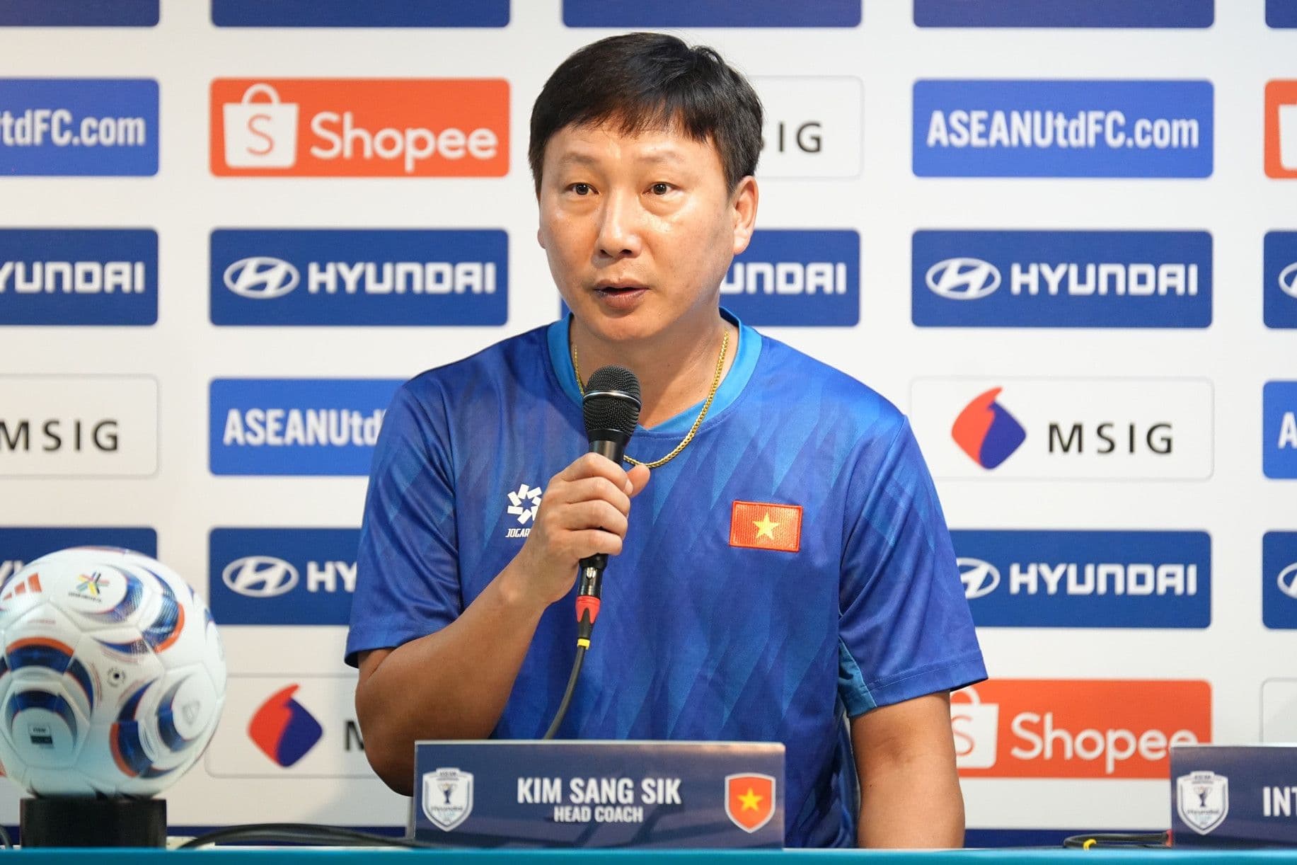 HLV Kim Sang Sik phát biểu tại buổi họp báo, chia sẻ về triết lý bóng đá của mình.