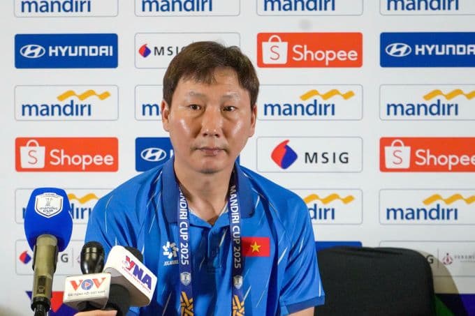 HLV Kim Sang Sik phát biểu tại buổi họp báo đầu tiên dẫn dắt U23 Việt Nam.
