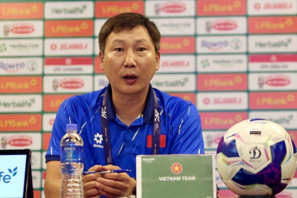 HLV Kim Sang Sik phát biểu tại buổi họp báo về tương lai của đội tuyển U23 Việt Nam
