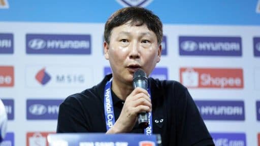 HLV Kim Sang-sik phát biểu tại cuộc họp báo về chiến lược đội tuyển Việt Nam.