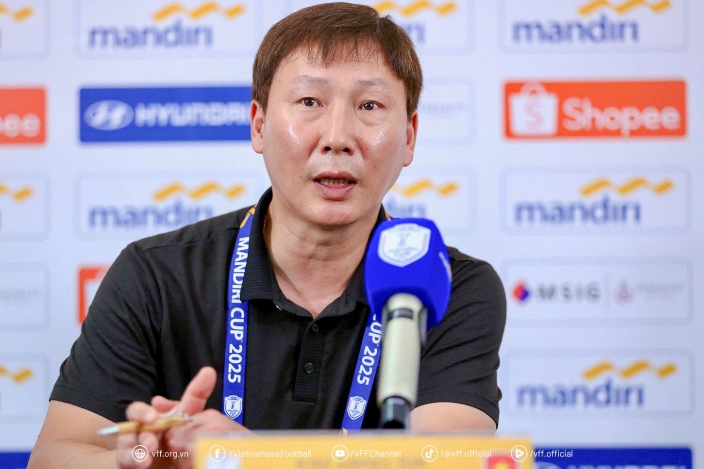 HLV Kim Sang-sik phát biểu tại họp báo về tình hình chấn thương của Xuân Son và chiến lược của đội tuyển.