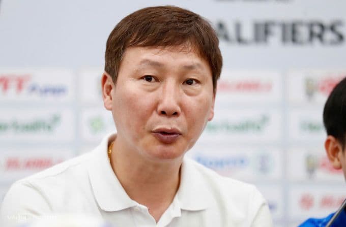 HLV Kim Sang-sik phát biểu trong họp báo sau trận đấu, thể hiện sự đánh giá về màn trình diễn của đội tuyển Việt Nam.