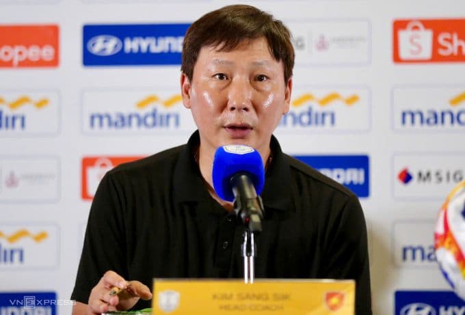 HLV Kim Sang Sik tự tin phát biểu tại buổi họp báo sau trận bán kết