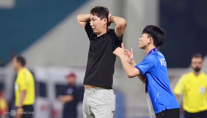HLV Kim Sang-sik thể hiện sự không hài lòng dù U23 Việt Nam thắng 2-0, nhấn mạnh cần cải thiện.