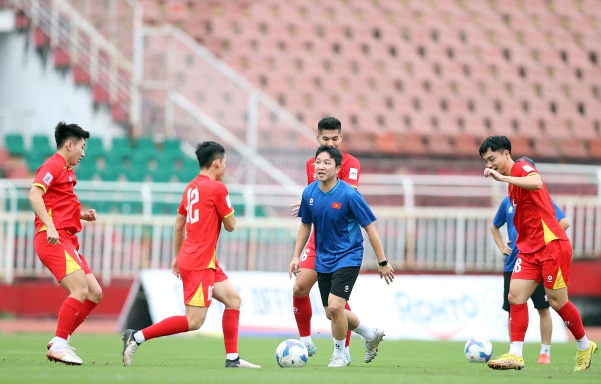 HLV Kim Sang-sik tham gia tập luyện cùng các cầu thủ Việt Nam, thử nghiệm chiến thuật mới.