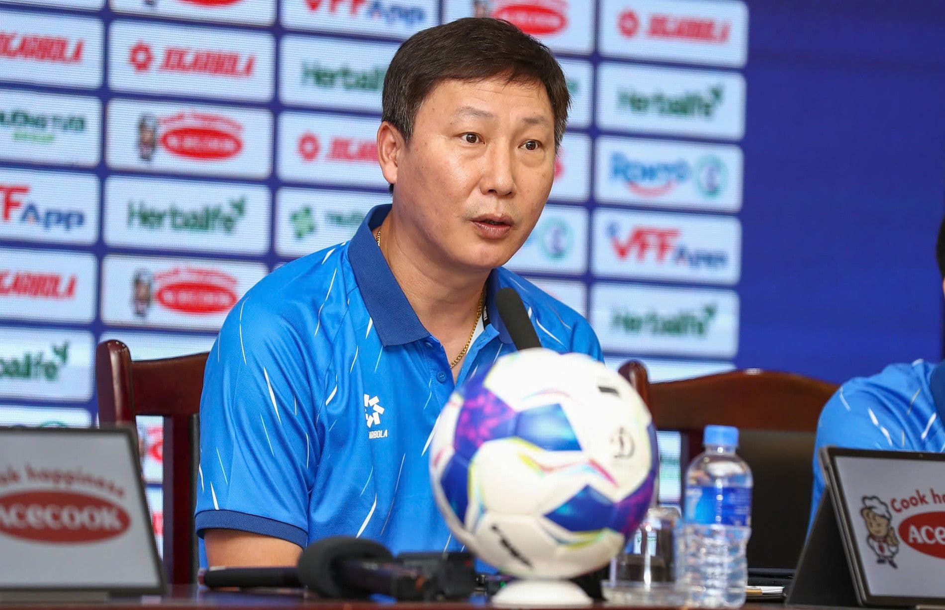 HLV Kim Sang Sik tại buổi họp báo, chia sẻ triết lý huấn luyện 'dám khác biệt' và phong cách 'người anh cả'
