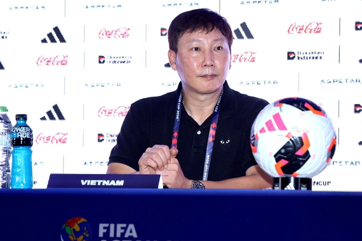 HLV Kim Sang Sik tại buổi họp báo sau trận đấu