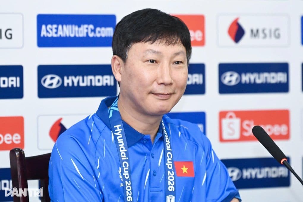 HLV Kim Sang-sik tại buổi họp báo trước trận chung kết ASEAN Cup