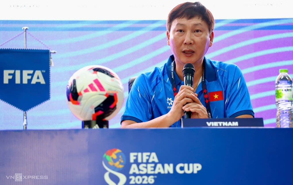 HLV Kim Sang-sik tại họp báo FIFA ASEAN Cup 2026, thảo luận về chiến lược tấn công mới của đội tuyển Việt Nam.