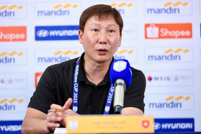 HLV Kim Sang-sik tại họp báo, thể hiện sự thận trọng và tầm nhìn chiến lược dài hạn.