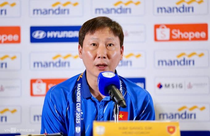 HLV Kim Sang-sik tại họp báo trước trận bán kết U23 Đông Nam Á giữa Việt Nam và Philippines.