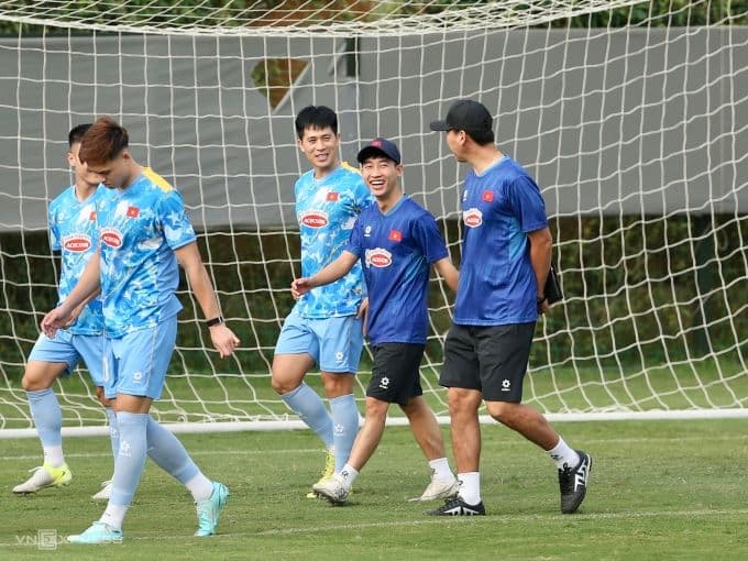 HLV Kim Sang-sik trao đổi với trung vệ Trần Đình Trọng trong buổi tập của đội tuyển Việt Nam.