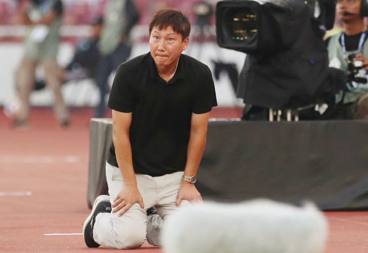 HLV Kim Sang Sik trên sân, biểu tượng cho hành trình và chiến thuật của U23 Việt Nam.