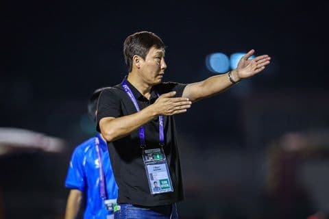 HLV Kim Sang-sik trên sân, kỳ vọng vào sự bổ sung của Đỗ Hoàng Hên cho đội tuyển Việt Nam.