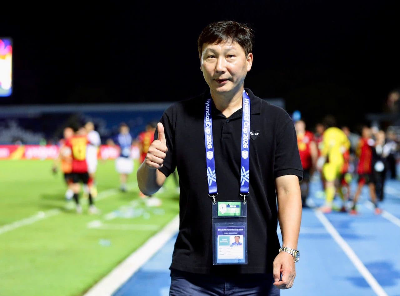 HLV Kim Sang Sik trên sân, thể hiện quyết tâm và tham vọng giành ngôi vương ASEAN Cup.