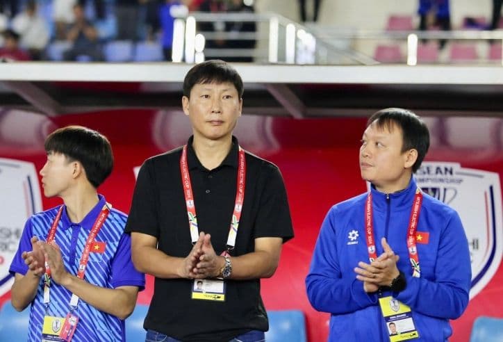 HLV Kim Sang Sik và ban huấn luyện đội tuyển Việt Nam, đại diện cho định hướng phát triển và nâng tầm bóng đá Việt Nam.