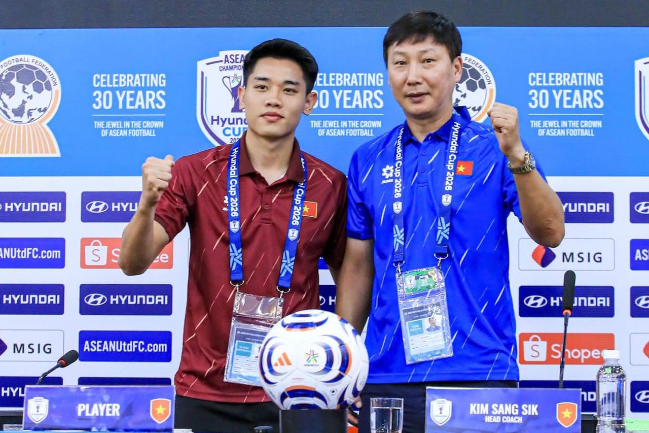 HLV Kim Sang-sik và cầu thủ Đình Bắc thể hiện quyết tâm tại họp báo trước trận Việt Nam gặp Singapore.