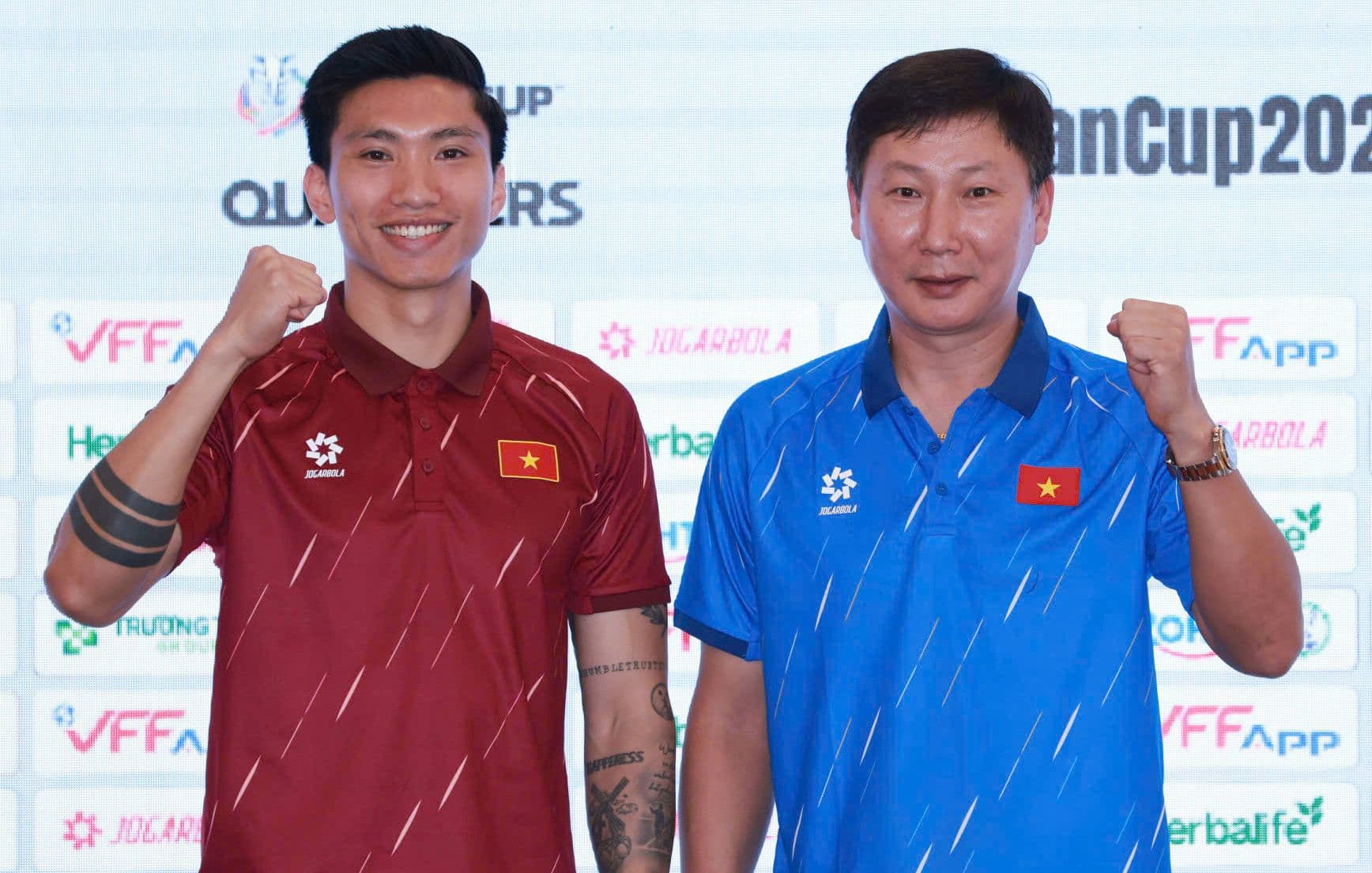 HLV Kim Sang Sik và cầu thủ Văn Hậu của đội tuyển Việt Nam thể hiện quyết tâm trước trận đấu