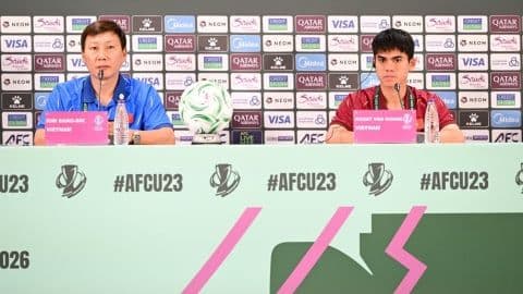 HLV Kim Sang-sik và đội trưởng Khuất Văn Khang tại buổi họp báo U23 châu Á