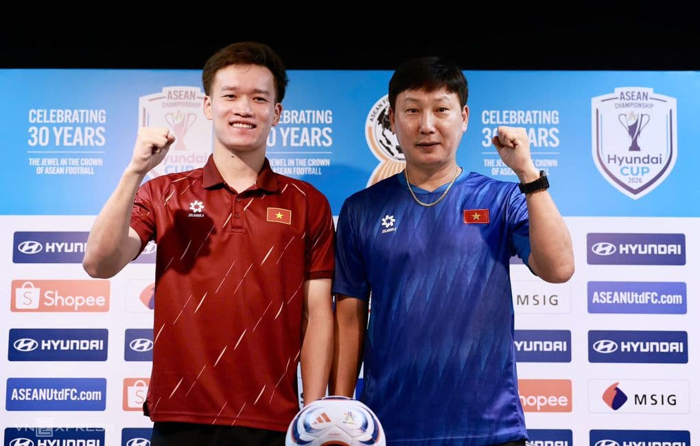 HLV Kim Sang-sik và Nguyễn Hoàng Đức tại họp báo trước trận Việt Nam gặp Timor Leste ở ASEAN Cup 2026.