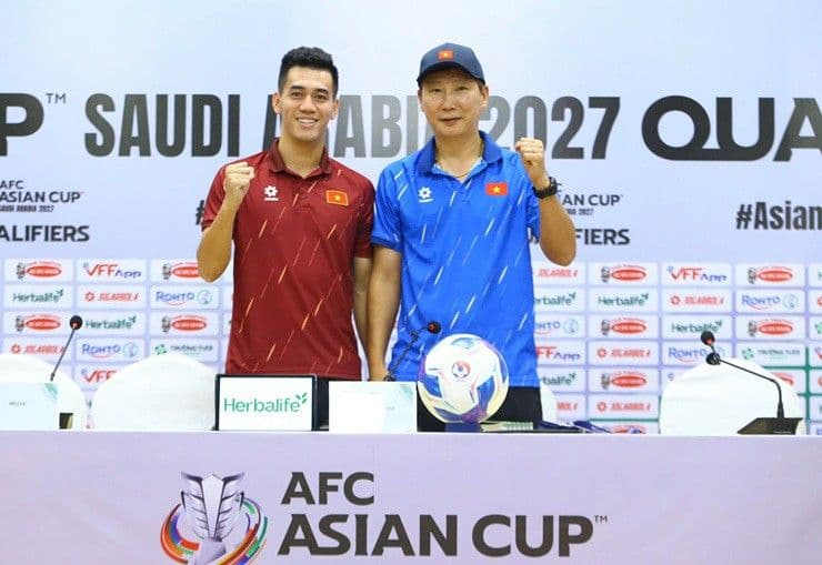 HLV Kim Sang Sik và tiền đạo Nguyễn Tiến Linh thể hiện quyết tâm tại họp báo trước trận đấu của ĐT Việt Nam.