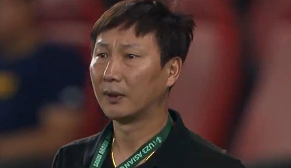 HLV Kim Sang-sik với vẻ mặt trầm tư, phản ánh nỗi đau quá khứ và khát vọng khẳng định bản thân trên cương vị huấn luyện viên.