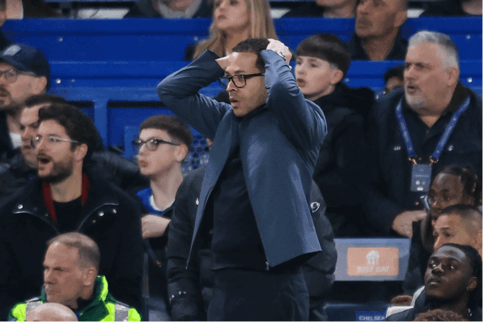 HLV Liam Rosenior của Chelsea thể hiện sự thất vọng trong trận thua nặng nề trước PSG.