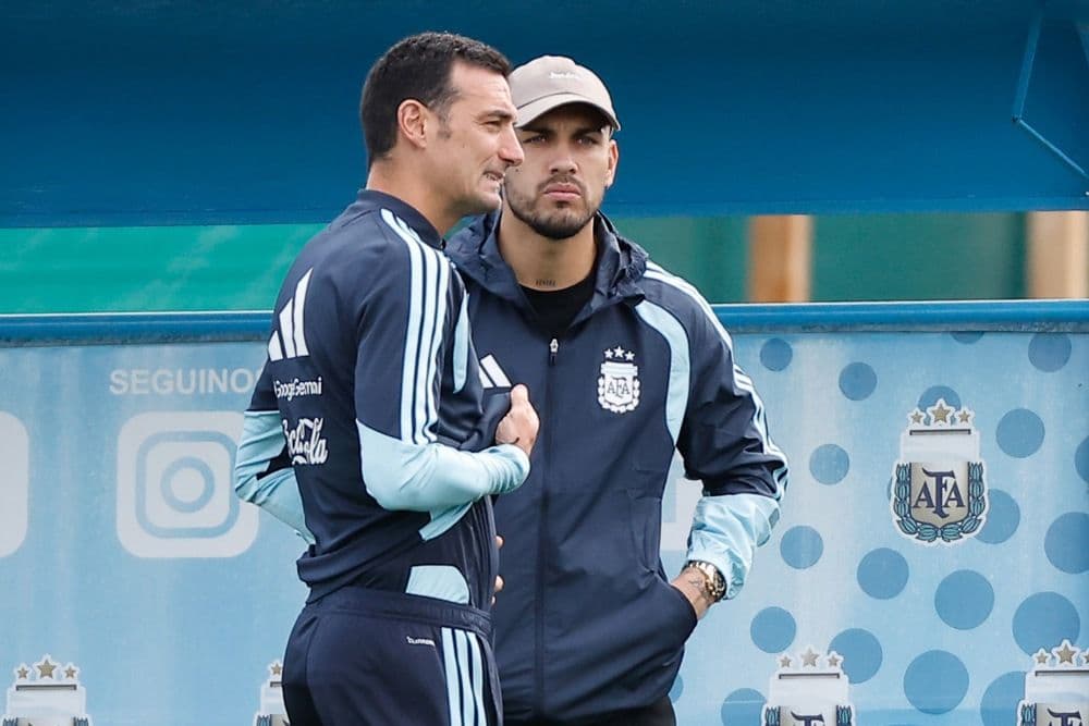 HLV Lionel Scaloni của Argentina trao đổi với cầu thủ, chuẩn bị cho việc thử nghiệm đội hình và các tài năng trẻ.