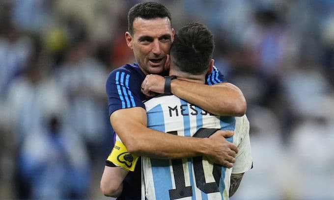 HLV Lionel Scaloni ôm Lionel Messi, biểu tượng của đội tuyển Argentina