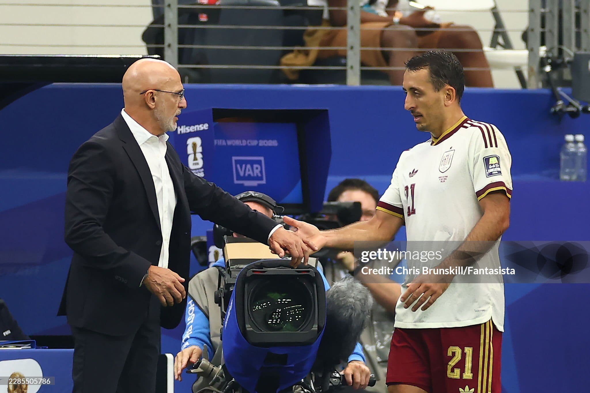 HLV Luis de la Fuente của Tây Ban Nha bắt tay cầu thủ, người đã phát triển triết lý tiki-taka 2.0