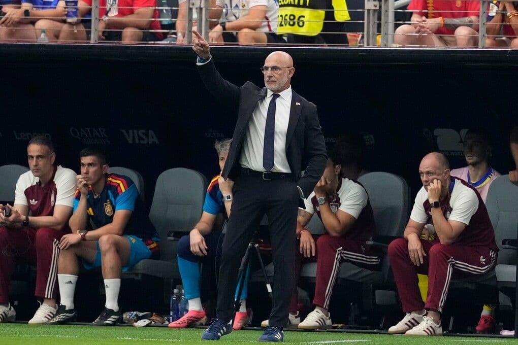 HLV Luis de la Fuente chỉ đạo đội tuyển Tây Ban Nha, thể hiện triết lý bóng đá mới của 'La Roja'.