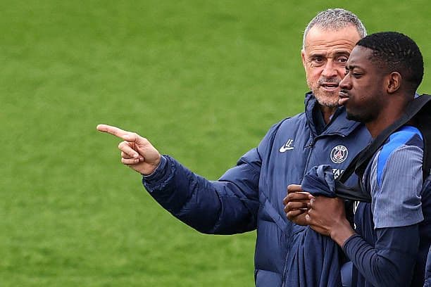 HLV Luis Enrique của PSG cùng cầu thủ Dembele thảo luận chiến thuật.