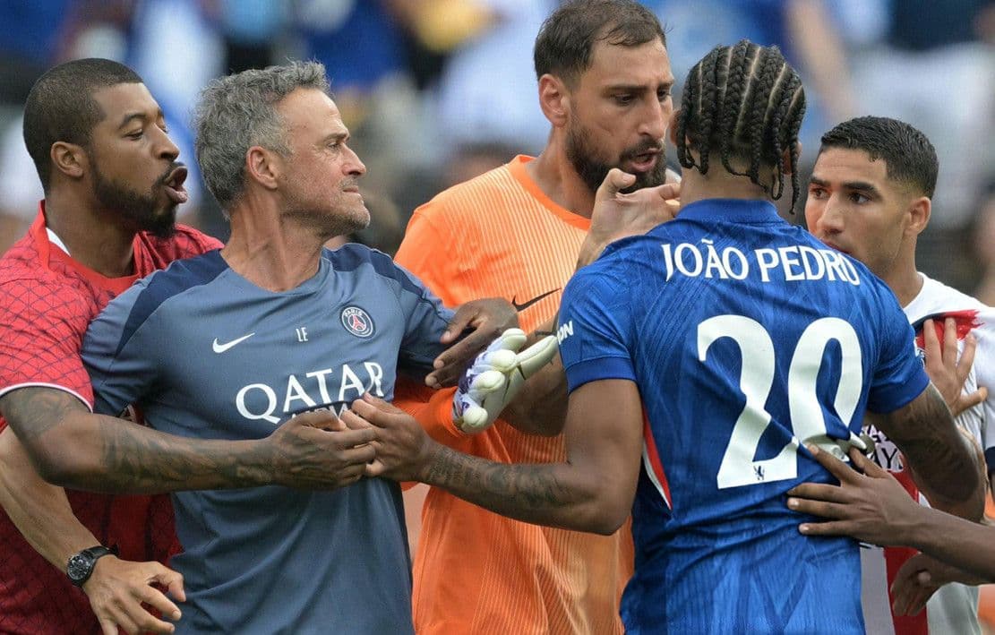 HLV Luis Enrique của PSG tranh cãi với cầu thủ Chelsea sau trận thua