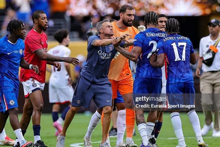 HLV Luis Enrique của PSG va chạm với cầu thủ Chelsea sau trận đấu
