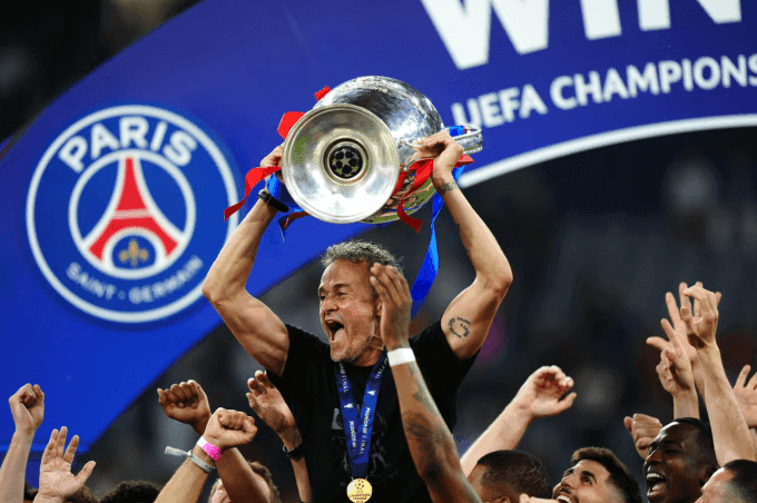 HLV Luis Enrique ăn mừng cùng chiếc cúp Champions League, biểu tượng cho "Ngôi Vương" của PSG.