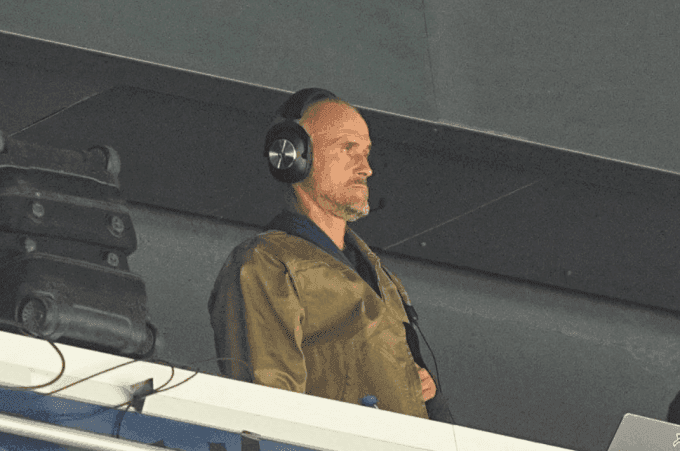 HLV Luis Enrique theo dõi trận đấu từ khán đài, thể hiện phong cách chỉ đạo độc đáo và sự tập trung chiến thuật.