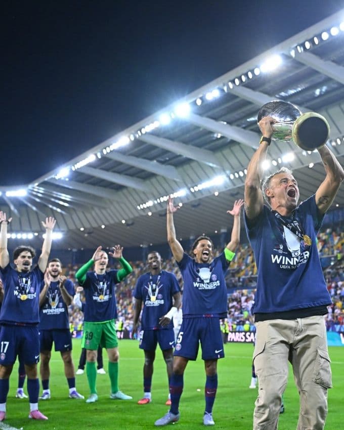 HLV Luis Enrique và các cầu thủ PSG ăn mừng danh hiệu Siêu Cúp châu Âu, biểu tượng của thành công bóng đá đỉnh cao