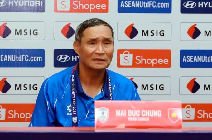 HLV Mai Đức Chung phát biểu tại họp báo sau trận thắng của tuyển nữ Việt Nam.