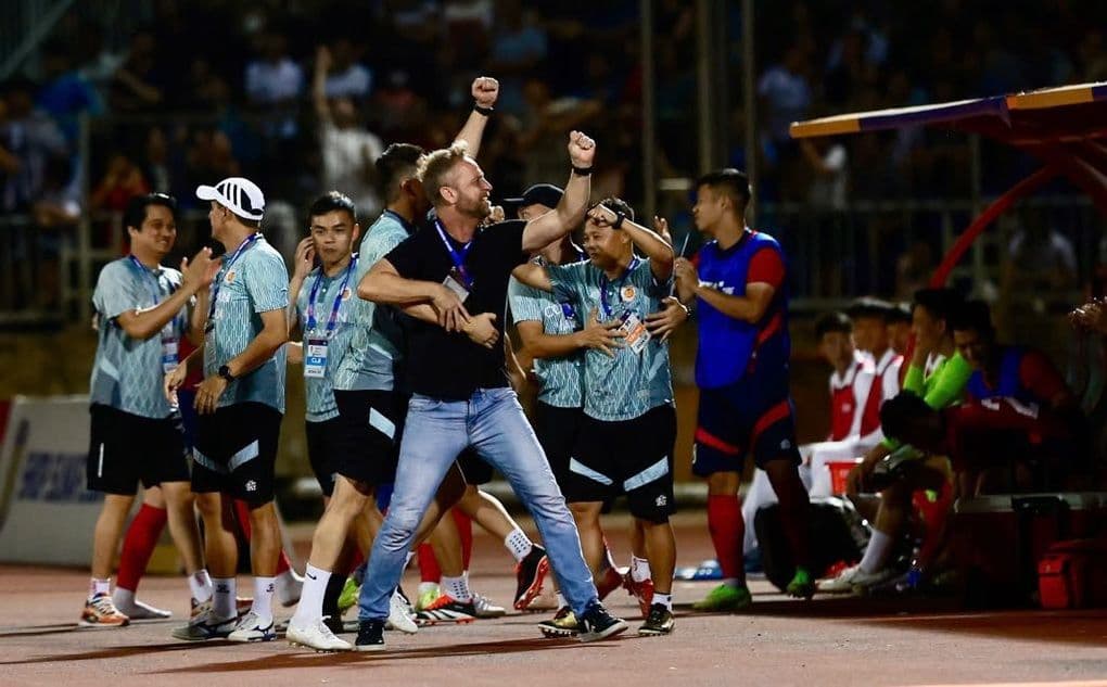 HLV Mano Polking ăn mừng danh hiệu đầu tiên cùng CLB Công an Hà Nội.