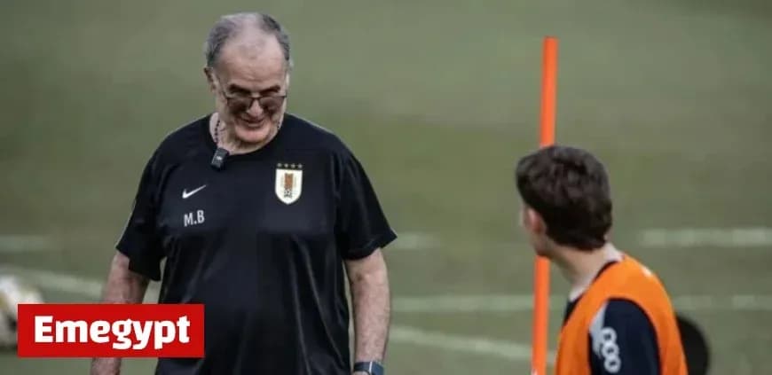 HLV Marcelo Bielsa của Uruguay trên sân tập, giám sát quá trình chuẩn bị và thử nghiệm đội hình cho World Cup 2026.