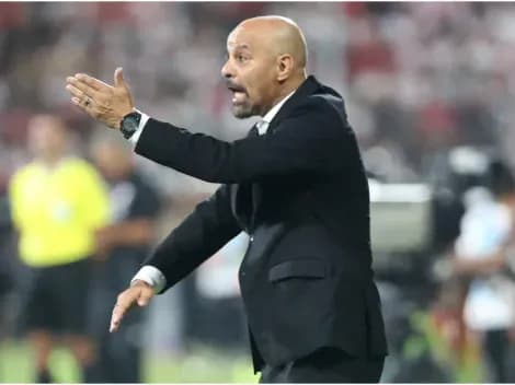 HLV Marco Figueroa của Nicaragua chỉ đạo trên sân, đối mặt với áp lực tâm lý và danh dự.