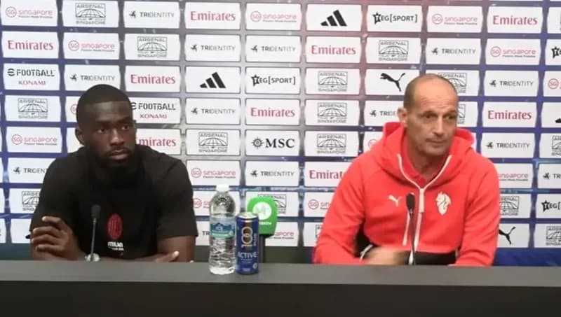 HLV Massimiliano Allegri và hậu vệ Fikayo Tomori của AC Milan tại buổi họp báo ở Singapore, thảo luận về tham vọng mùa giải mới.