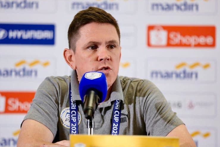 HLV McPherson của U23 Philippines tại họp báo, thể hiện sự khó đoán của đối thủ.