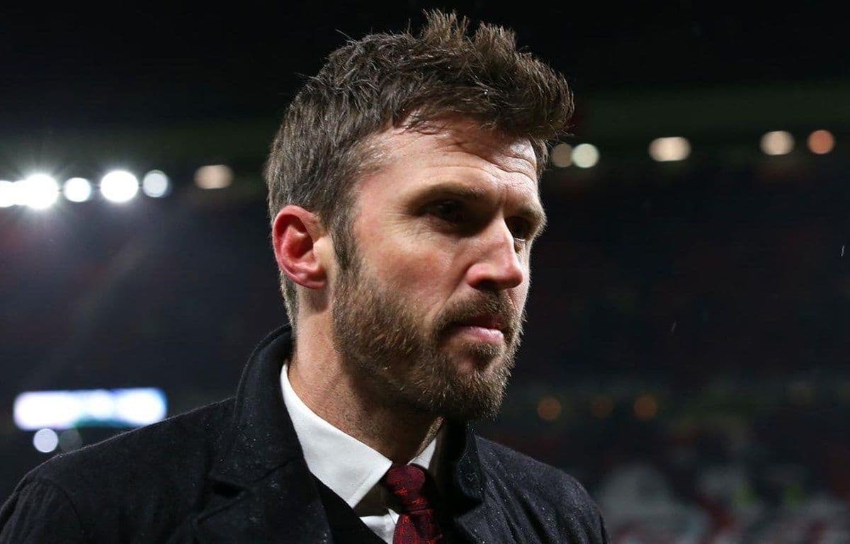 HLV Michael Carrick của Manchester United nhìn nghiêm nghị, đối mặt với thử thách lớn.