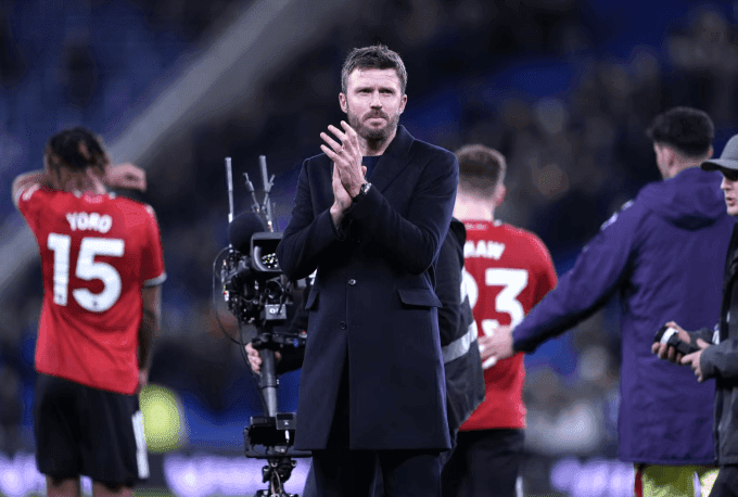 HLV Michael Carrick của Manchester United vỗ tay sau chiến thắng, thể hiện sự thăng hoa của đội bóng