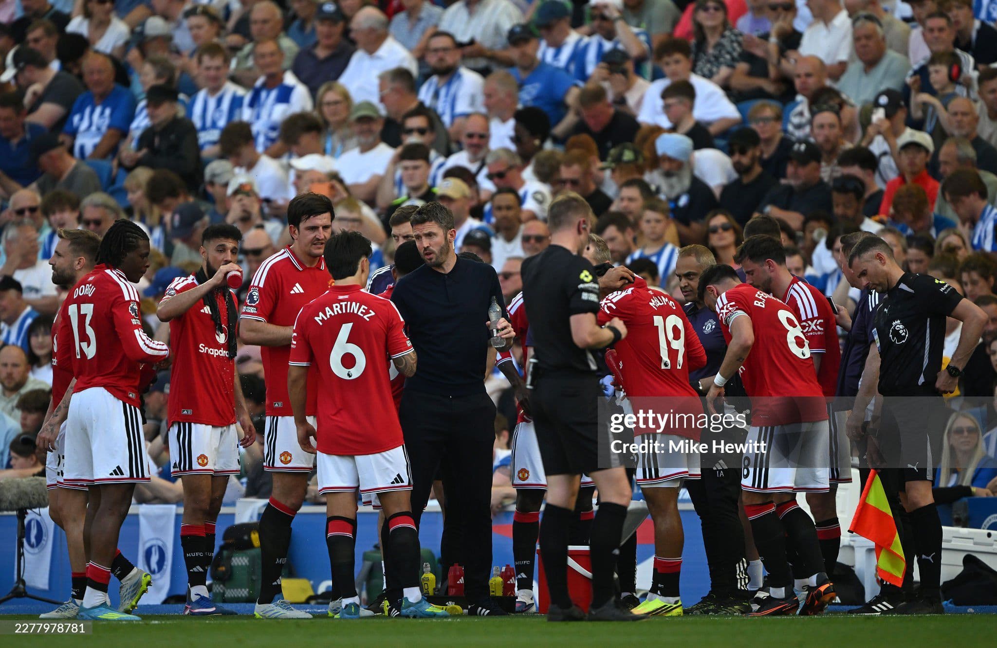 HLV Michael Carrick chỉ đạo các cầu thủ Manchester United trong trận đấu, thể hiện vai trò lãnh đạo trong kỷ nguyên mới.